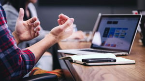 computer-controls-bg-office-meeting-table-unsplash